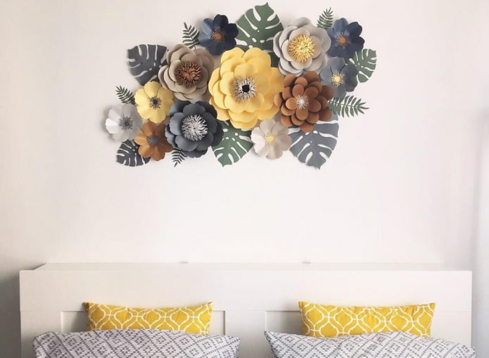 бумажные цветы на стене в интерьере