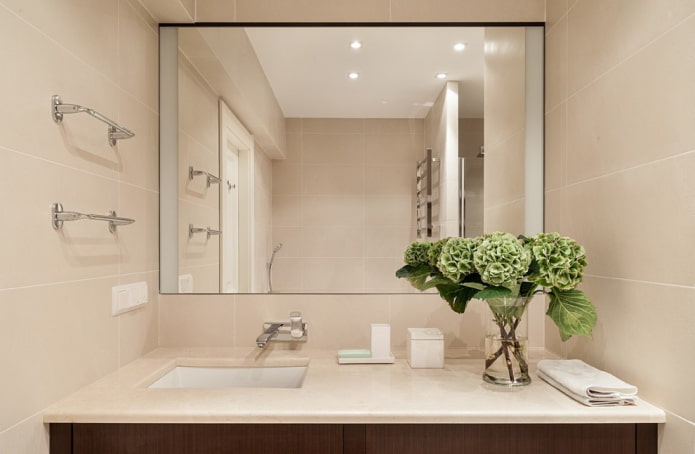Дизайн ванной комнаты с большим зеркалом с подсветкой