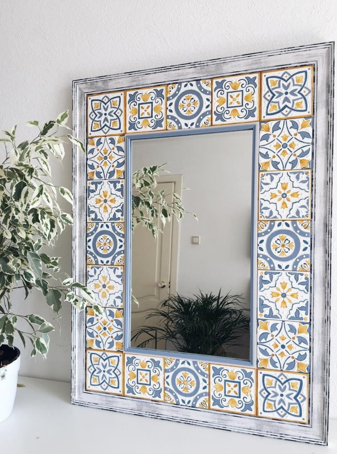 зеркало декорированное плиткой 