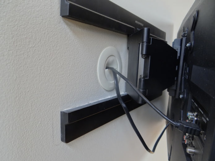 Как спрятать телевизионный кабель на стене