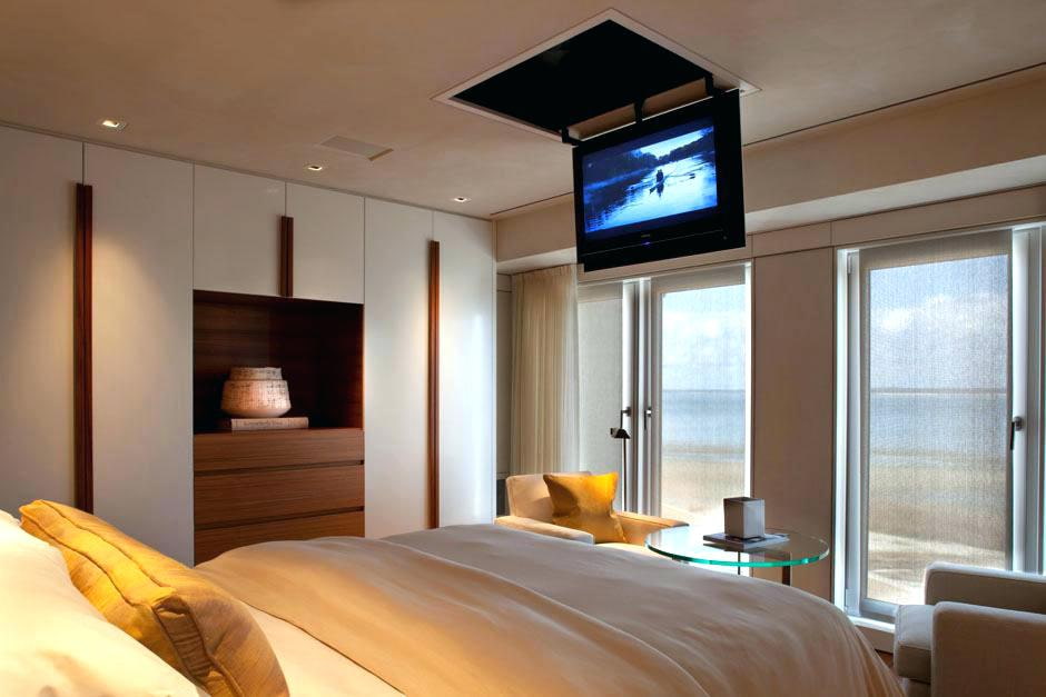 В спальне перед телевизором. Телевизор в спальне. Телевизор на потолке в спальне. Телевизор в спальне на стене. Интерьер спальни с телевизором.
