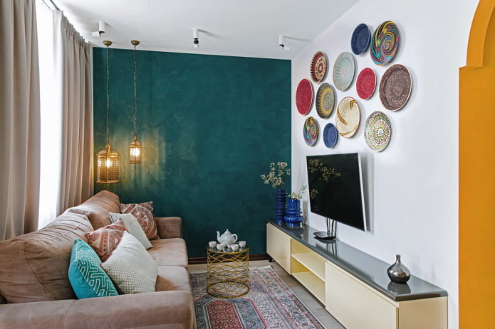 телевизор на стене с декоративным панно в зале