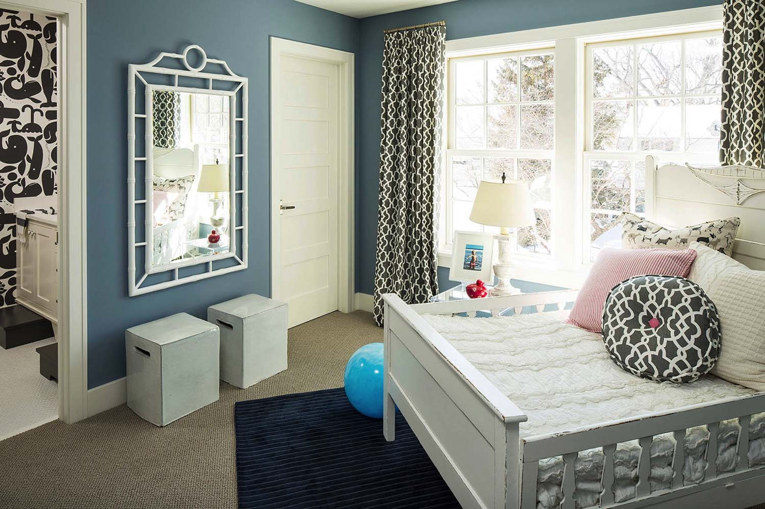 Зеркало комната мебель. Серая детская комната. Интерьер детской в сером цвете. Серая комната для подростка. Комната для девочки в голубых тонах.