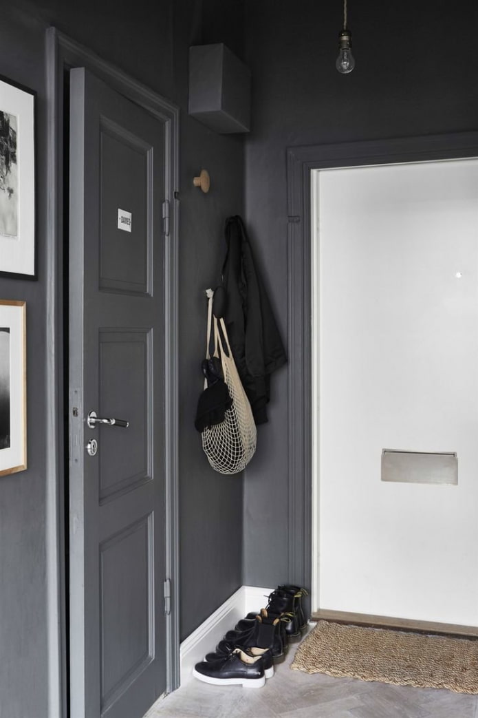деревянная дверь серого цвета в интерьере
