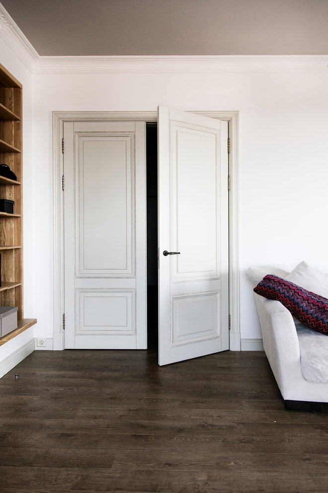 Белая мебель коричневые двери
