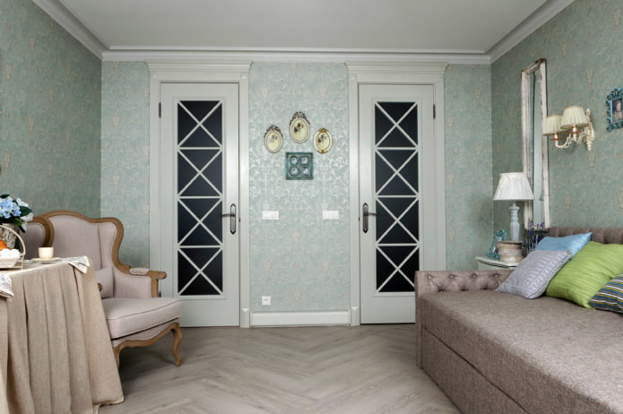 двери белого цвета в интерьере в стиле прованс