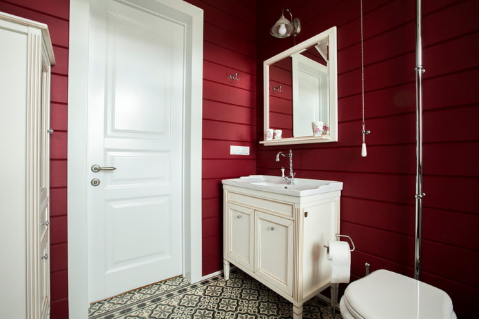 двери белого цвета в ванной комнате
