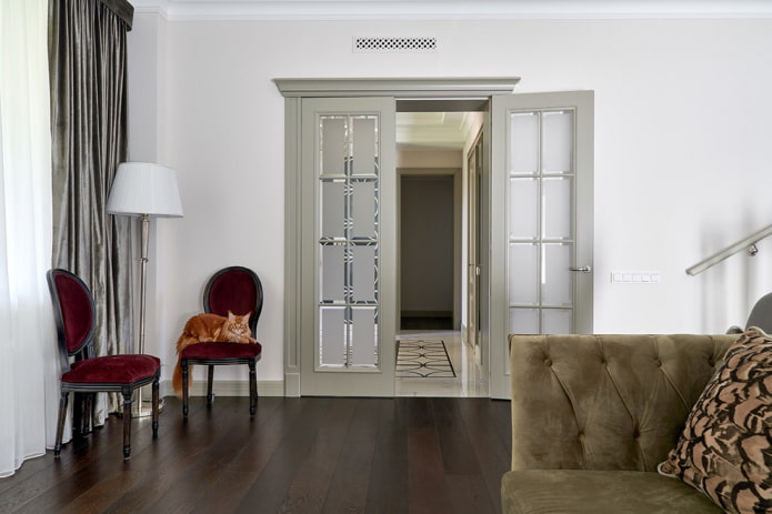 двери серого цвета в интерьере гостиной