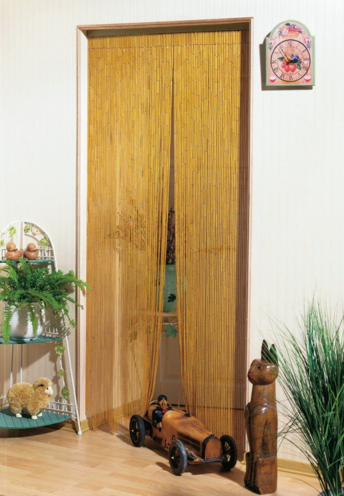деревянные занавески на двери в интерьере