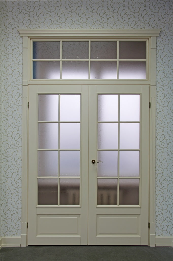 Межкомнатные двери со стеклом: фото, виды, дизайн и рисунки, цвета, формы вставок