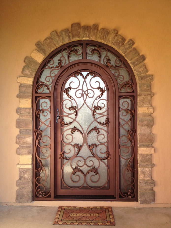 металлическая входная дверь с кованными узорами