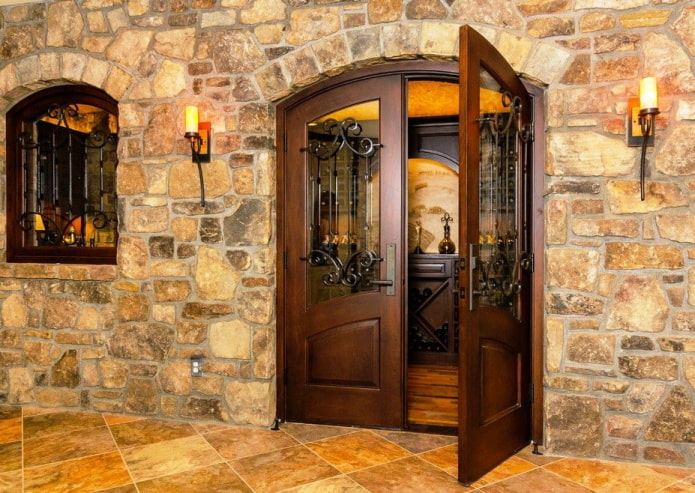 деревянная дверь с элементами ковки