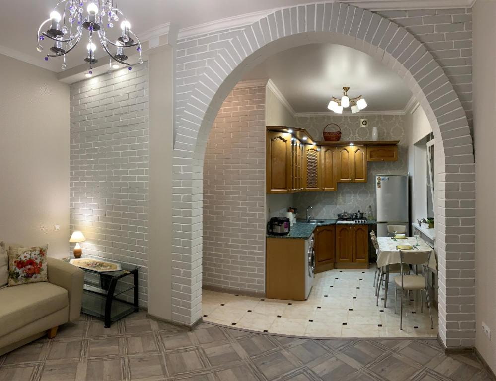 Кухня с аркой в гостиную - 65 фото