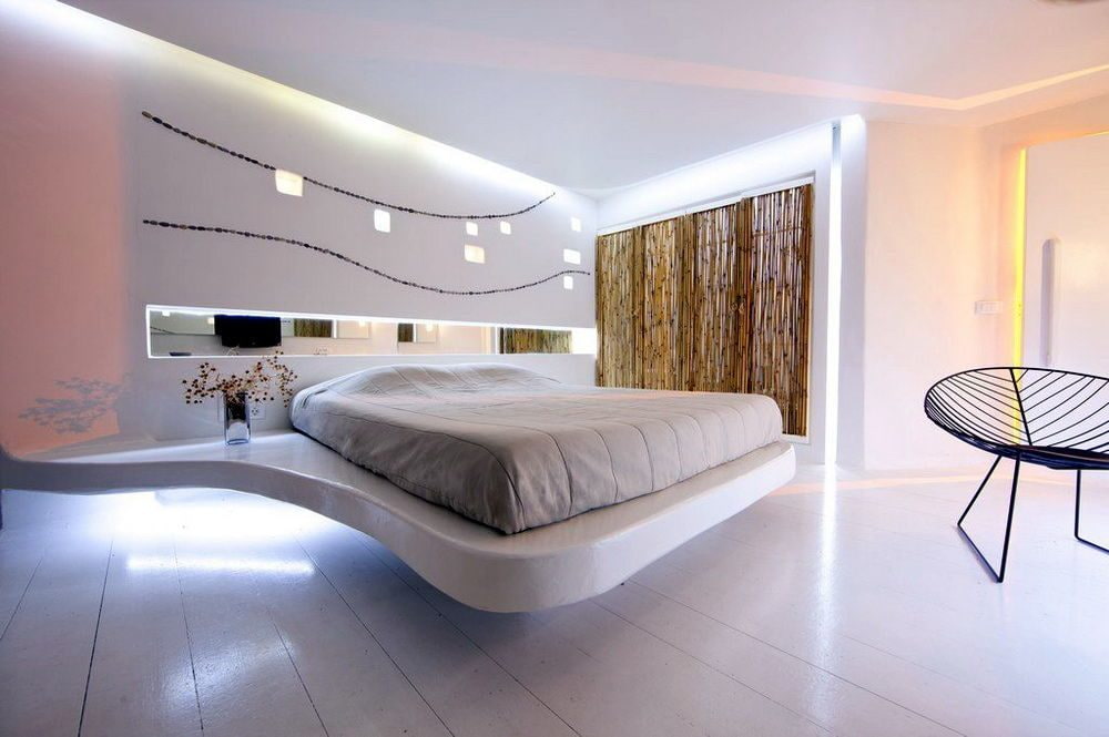 Светло серая кровать в интерьере