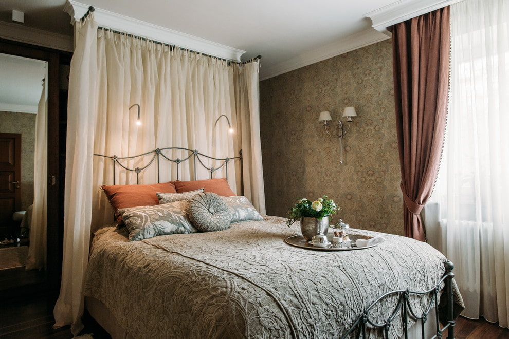 Кованая кровать в интерьере спальни - к какому стилю подойдет?