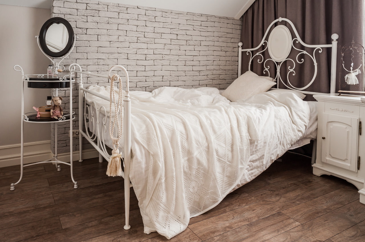 Интерьер спальни с кованой кроватью: величие в одной детали