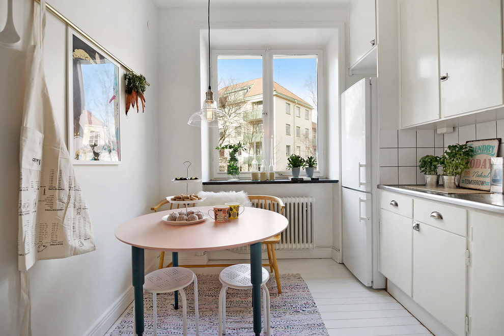 Кухонный стол для белой кухни