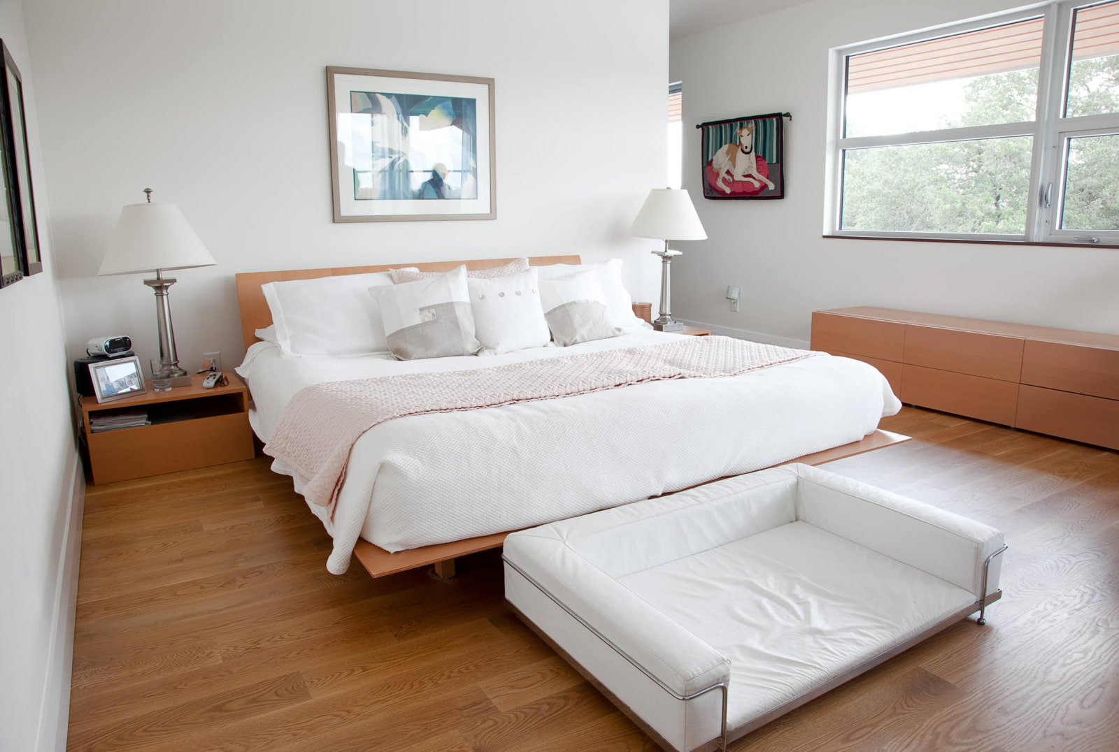 Как правильно поставить кровать в спальне относительно сторон света и двери по фен шуй
