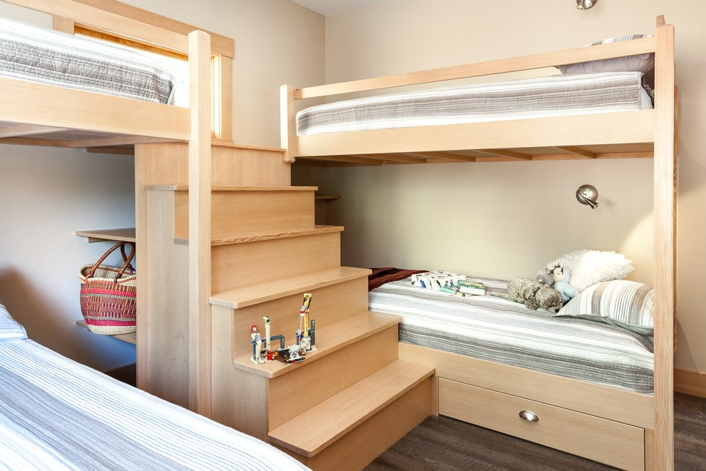 Межярусный или. Кровать для четверых детей. Двухъярусная кровать для 4 детей. Кровать двухъярусная детская с лестницей. Двухуровневые кровати на четверых.