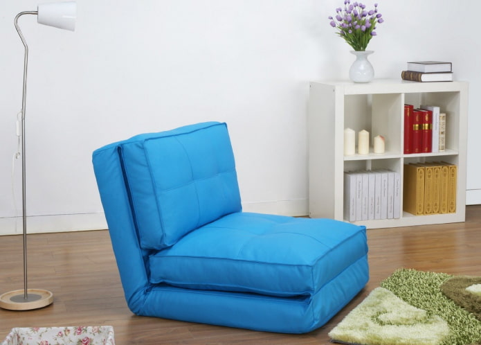 голубое раскладное кресло в интерьере