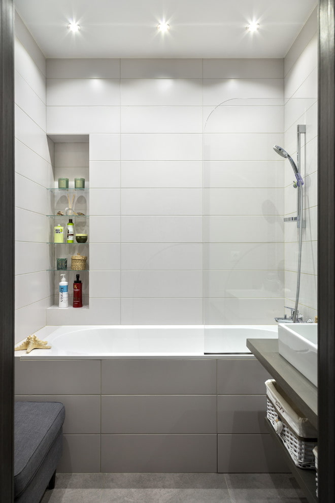 серо-белая плиточная отделка в ванной комнате