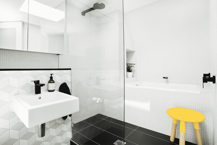 мозаичная плитка белого цвета в интерьере ванной