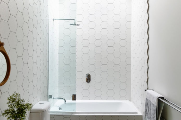 плитка белого цвета в форме сот в интерьере ванной