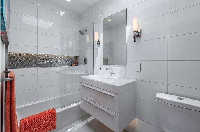 глянцевая плитка белого цвета в интерьере ванной