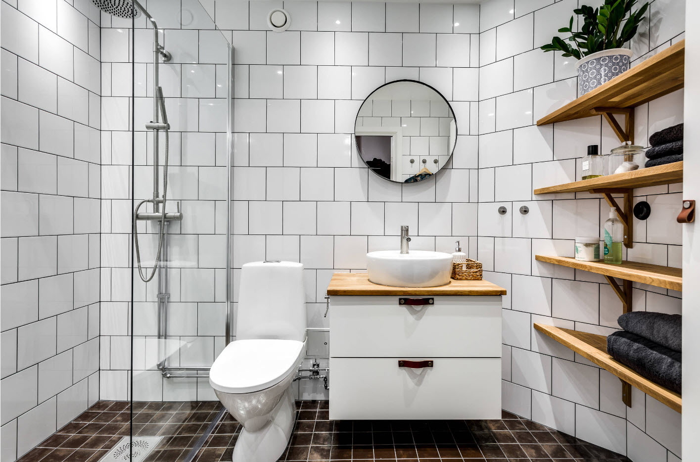 Белая ванная комната в стиле Сканди