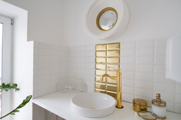 белая и золотистая плитка в интерьере ванной