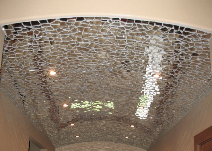 потолок оформленный мозаикой