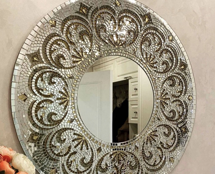 Мозаичные узоры на раме зеркала