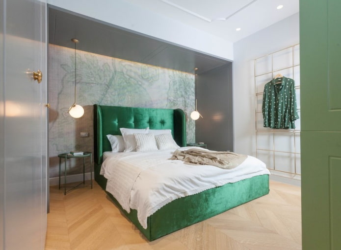 Зеленая кровать в спальне