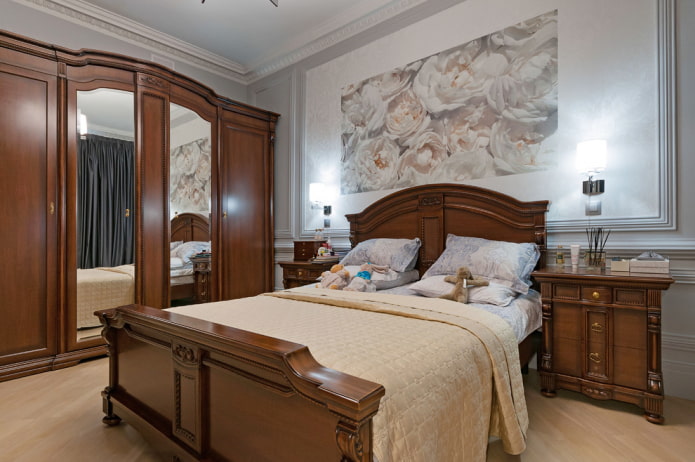 Дизайн спальни с деревянной кроватью в классическом стиле