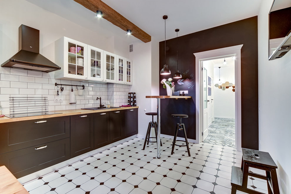 керамическая плитка на полу кухни