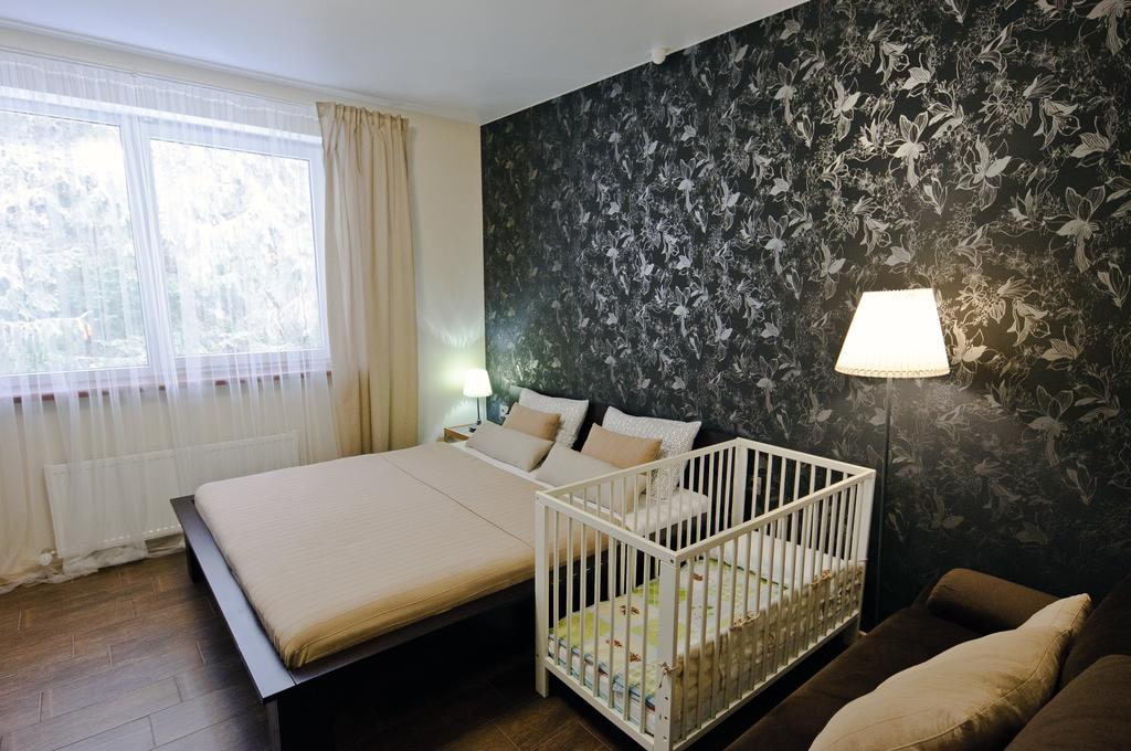 Дизайн маленькой спальни с детской кроваткой