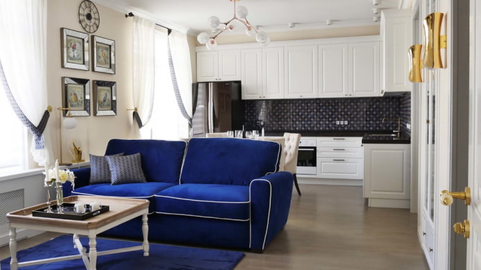 диван синего цвета в интерьере кухни-гостиной