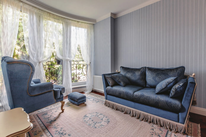 диван синего цвета в стиле неоклассика