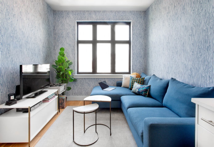диван синего цвета в интерьере гостиной