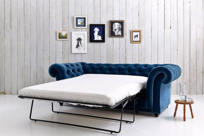 диван-кровать синего цвета в интерьере