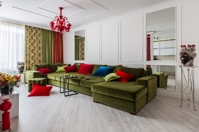 Дизайн комнаты с зеленым диваном