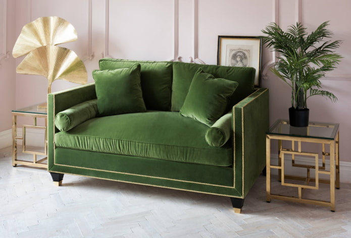 маленький диван зеленого цвета в интерьере