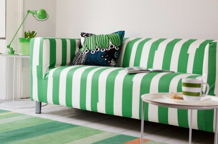 диван с обивкой зеленого оттенка в полоску в интерьере