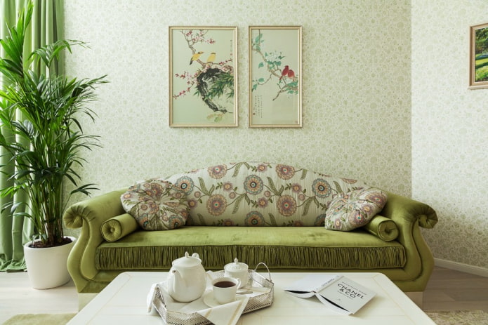 диван с обивкой зеленого оттенка с цветами в интерьере