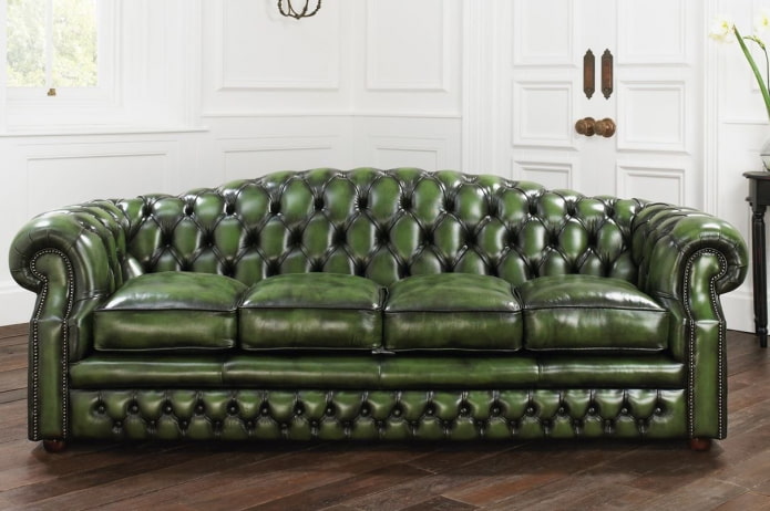 диван с кожаной обшивкой зеленого цвета в интерьере