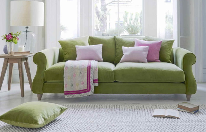 диван зеленого цвета в сочетании с подушками