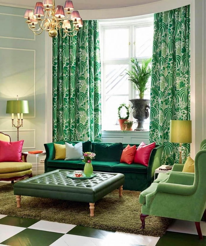 диван зеленого цвета в сочетании со шторами