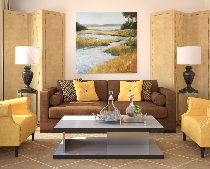 Много мебели коричневый диван с полосатыми подушками