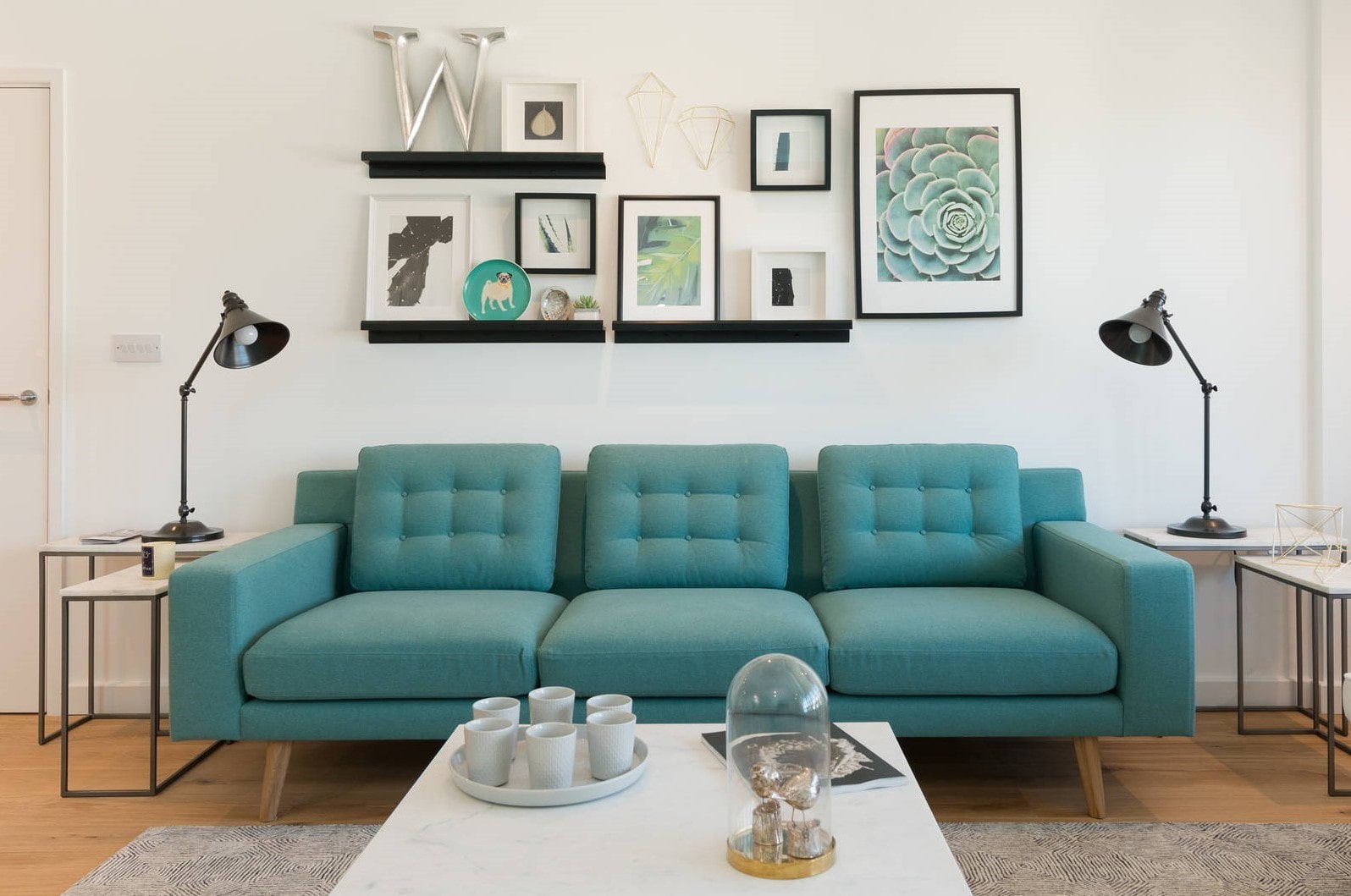Бирюзовый диван, универсальность, обилие дизайнов и материалов