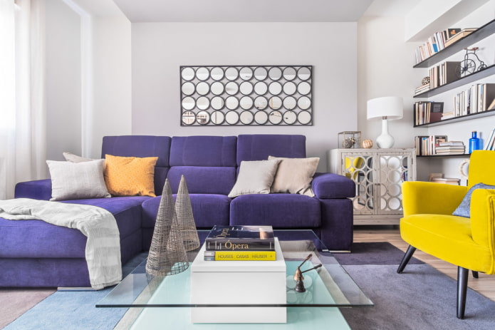 ярко-фиолетовый угловой диван в современном стиле